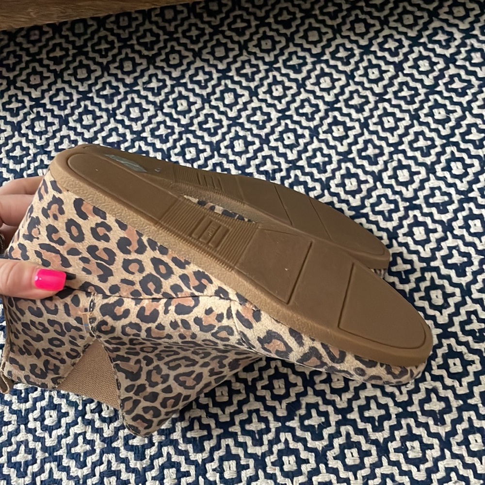 Toms - Picture 4 of 5